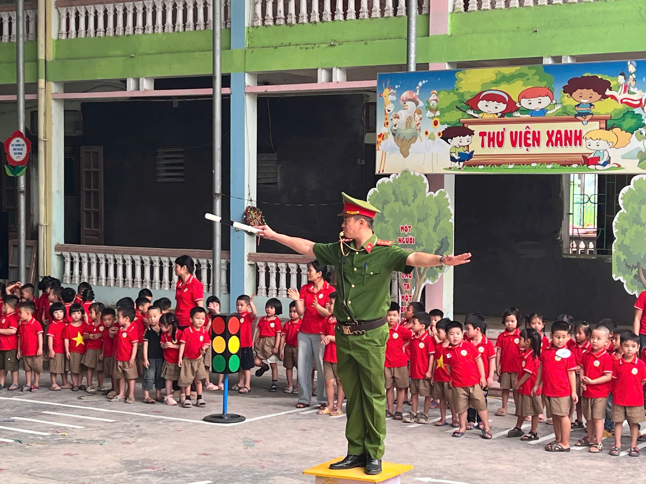 Công an xã Nam An Phụ tuyên truyền kỹ năng tham gia giao thông tại trường mầm non Lạc Long